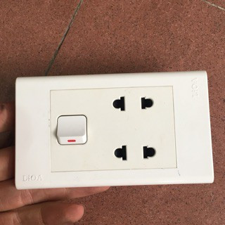 Combo ổ cắm điện lioa 2 ổ cắm 1 công tắc lắp nổi tường . hàng chính hãng