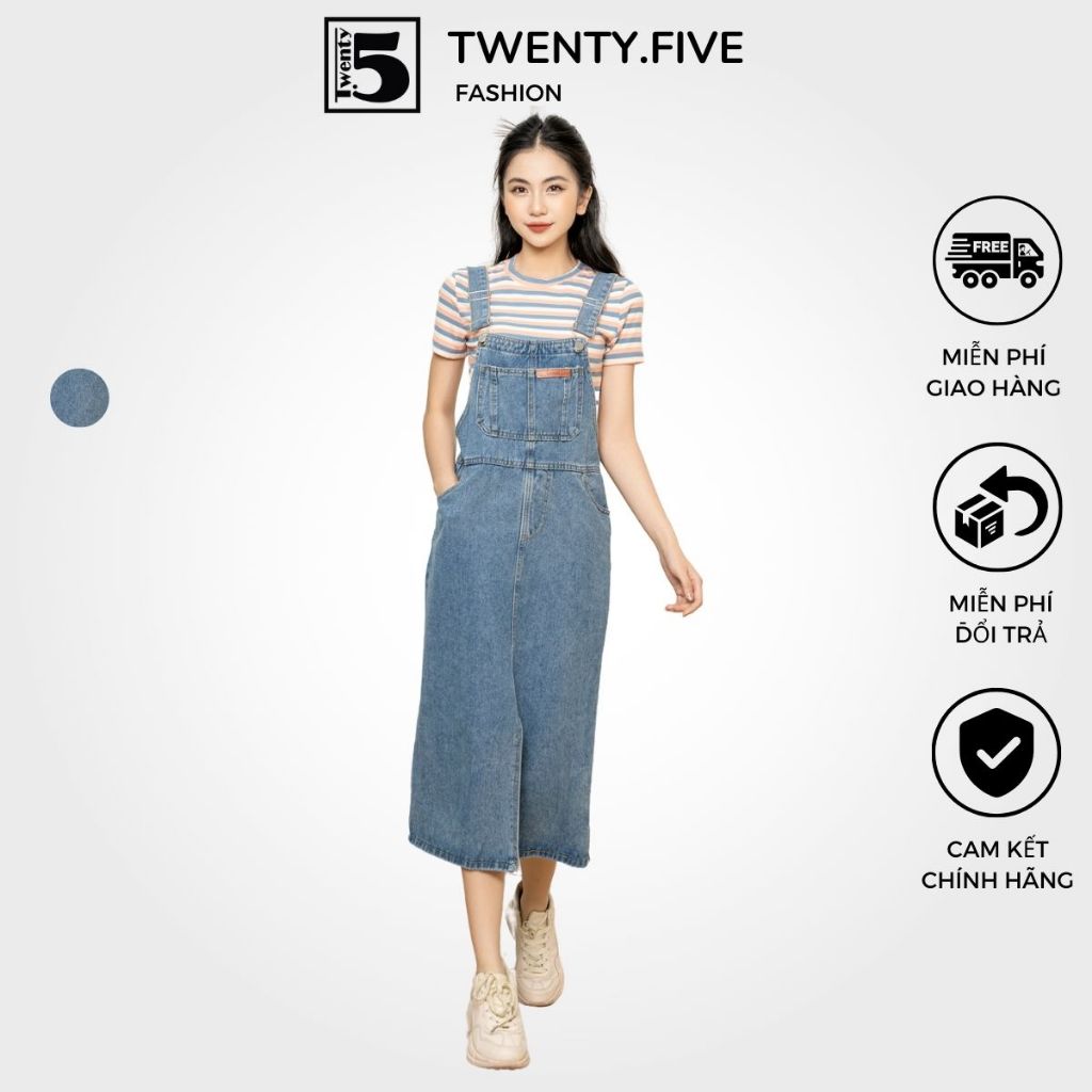 Váy yếm jeans dáng dài, có xẻ tà đằng trước, gắn chữ DENIM trên túi ngực Twenty.Five 4540