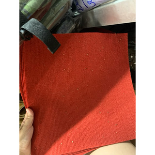 Tấm lót thảm đỏ cho chim chào mào