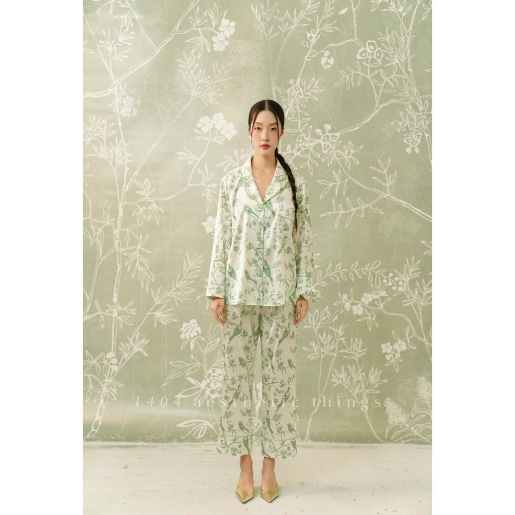 1404 Bộ Ngủ Lụa Pyjama Dáng Dài Họa Tiết Chim Xanh Lá Nền Nhạt / SET0001