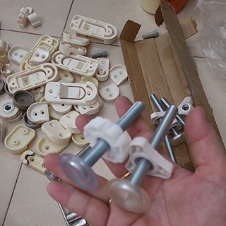 Phụ kiện cửa chặn cầu thang các loại