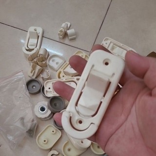 Phụ kiện cửa chặn cầu thang các loại