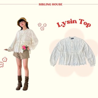  Áo kiểu sơ mi tay dài phồng cổ tròn vải ren viền kem phối nút bọc xinh xắn Lysin Shirt-Sibling Hous