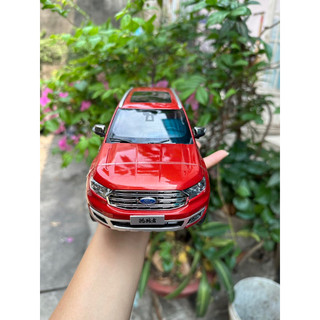 Mô hình xe ford everest tỉ lệ 1/18
