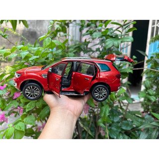 Mô hình xe Ford Everest tỉ lệ 1/18
