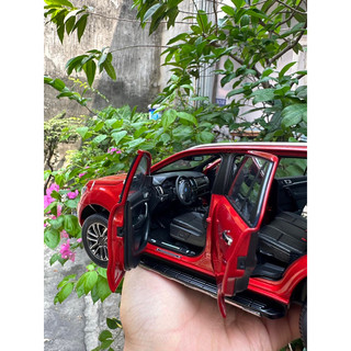 Mô hình xe Ford Everest tỉ lệ 1/18