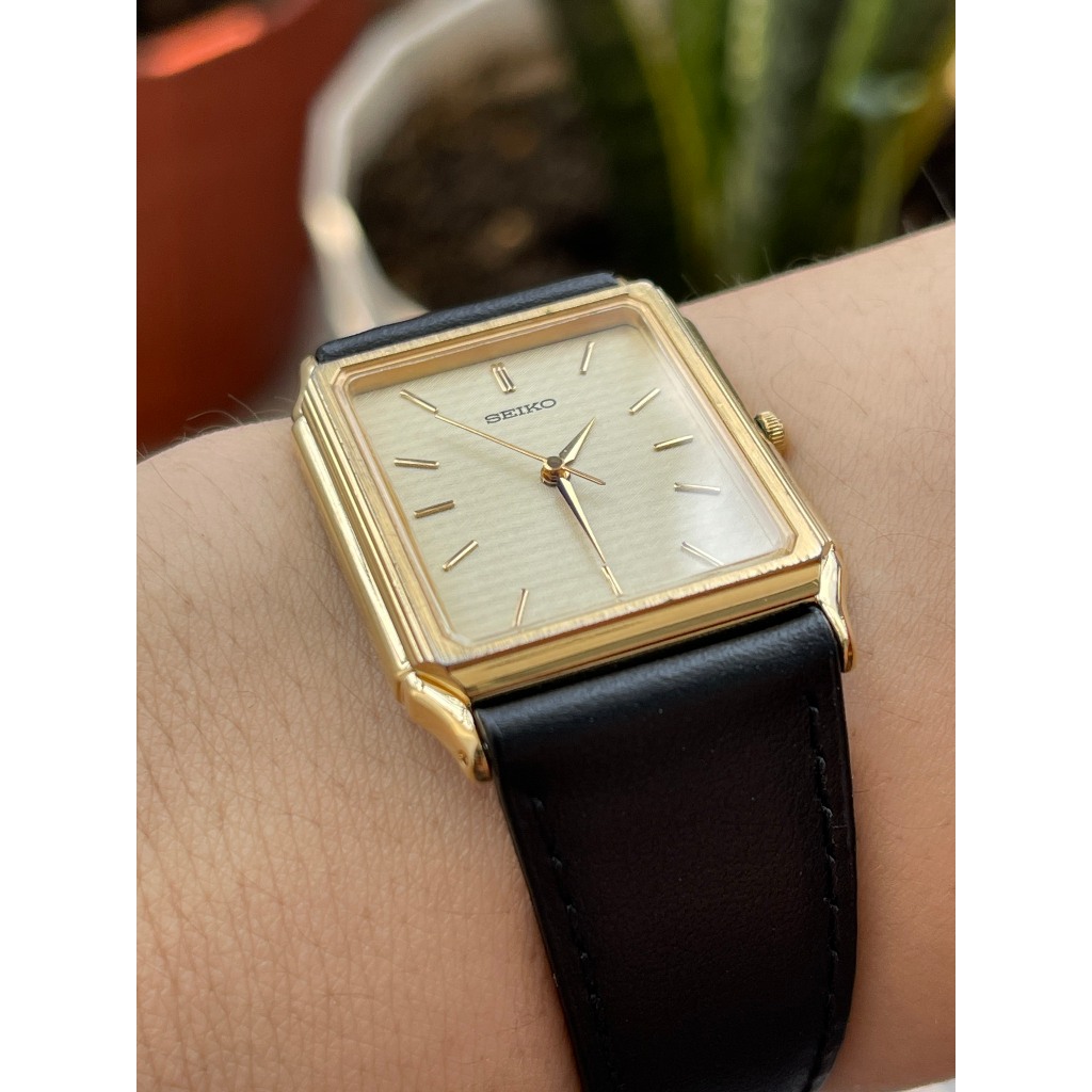 Đồng hồ nam Seiko tank vân sọc kính saphia chạy pin hàng Si