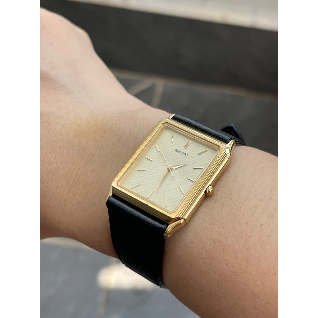 Đồng hồ nam Seiko tank vân sọc kính saphia chạy pin hàng Si