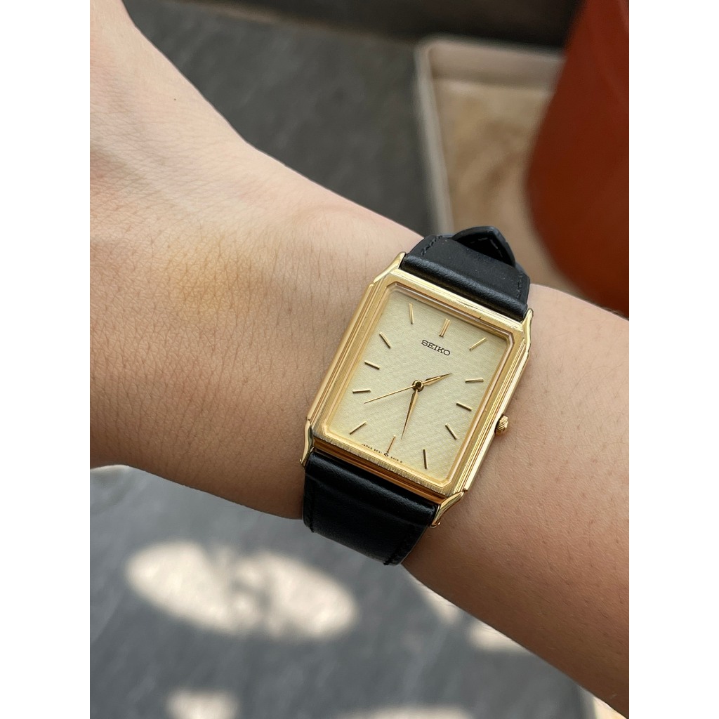 Đồng hồ nam Seiko tank vân sọc kính saphia chạy pin hàng Si