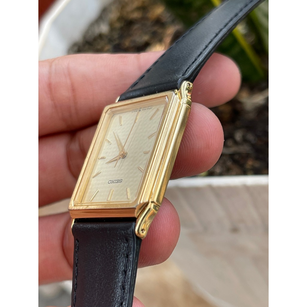 Đồng hồ nam Seiko tank vân sọc kính saphia chạy pin hàng Si