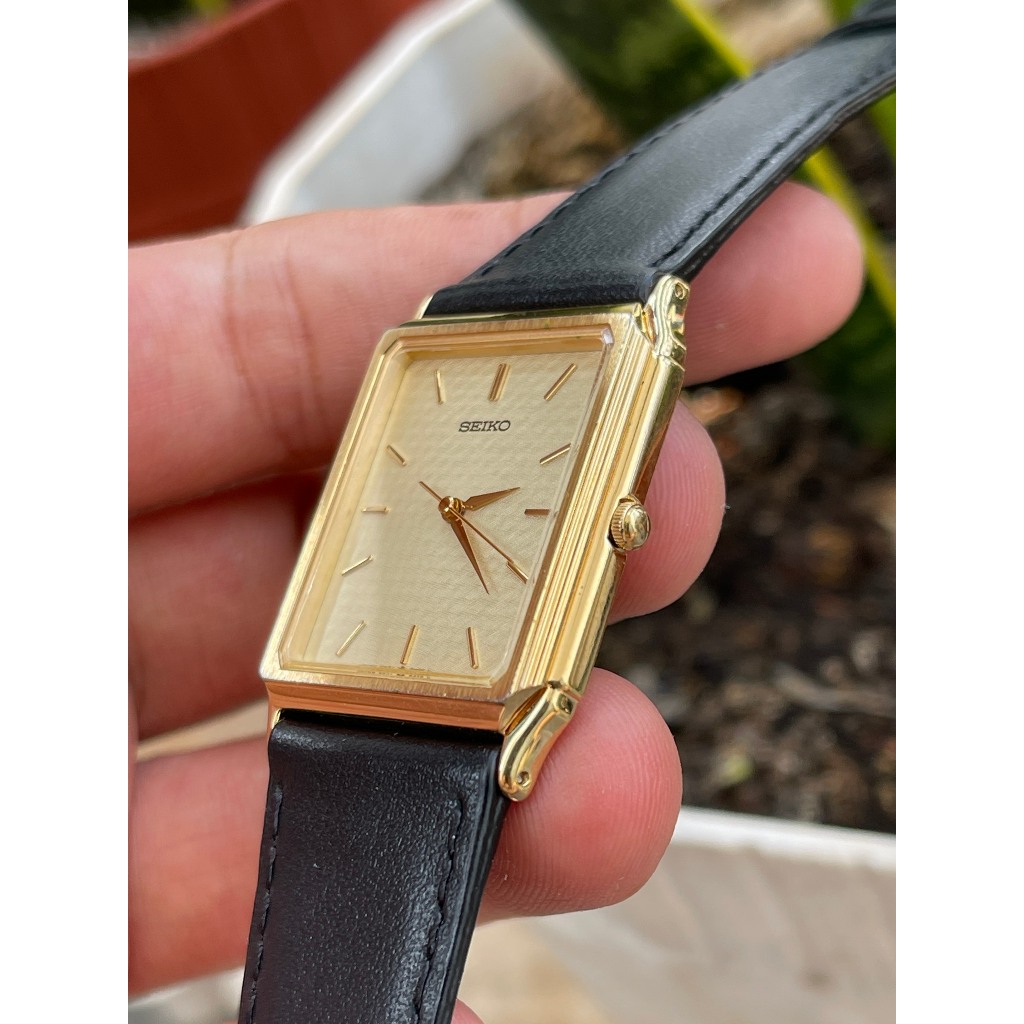 Đồng hồ nam Seiko tank vân sọc kính saphia chạy pin hàng Si