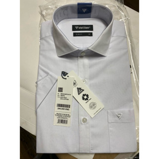 Áo sơ mi trắng ngắn tay Việt Tiến phom slim fit dáng ôm.
