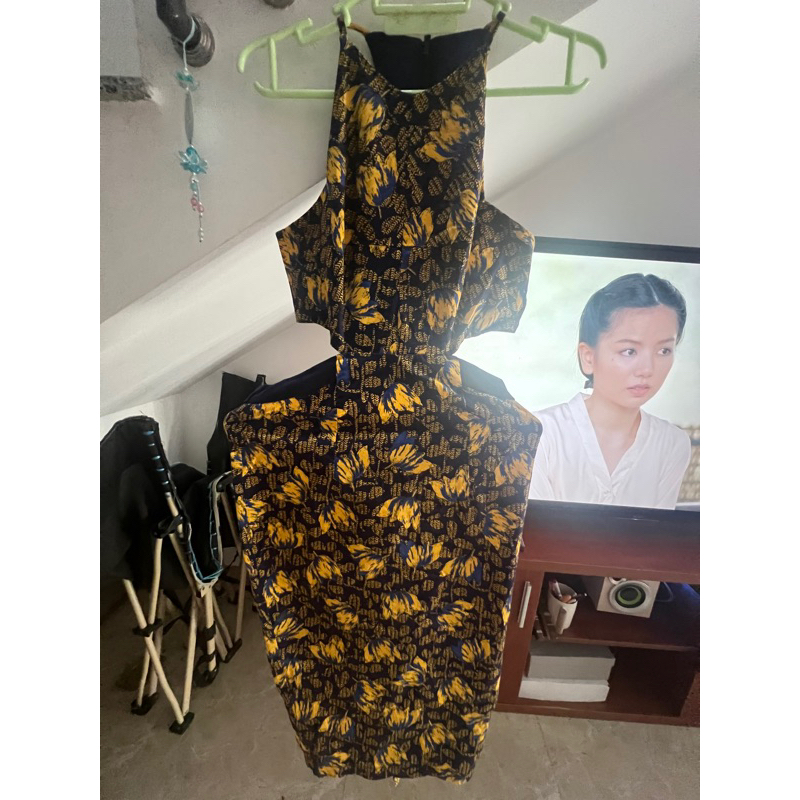 Áo váy liền ôm body cắt xẻ