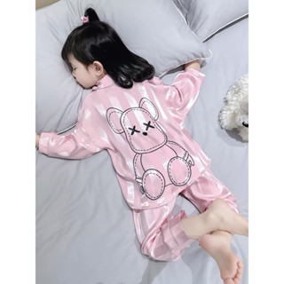 Bộ Đồ Ngủ Pijama Trẻ Em dài tay in hình Gấu ở sau chất liệu Lụa Bóng mềm mịn kiểu dáng dễ thương cho bé gái sezi(8-33kg)