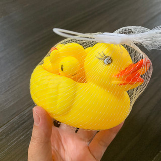 Đồ chơi đàn vịt thả bồn tắm bóp kêu cho bé (1 vịt mẹ và 3 chú vịt con)