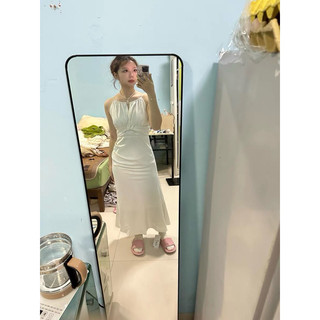Đầm lụa trắng chân váy đuôi cá cổ yếm dự tiệc