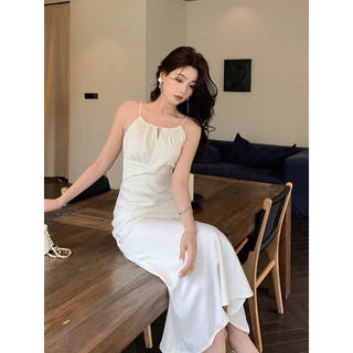 Đầm lụa trắng chân váy đuôi cá cổ yếm dự tiệc