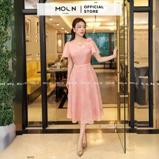 Váy dài nữ 𝐌𝐎𝐎𝐍 liền thân cổ tròn, đầm xòe thiết kế thắt eo dáng dài kèm hoa cài sang chảnh chất tơ hoa cao cấp MV270