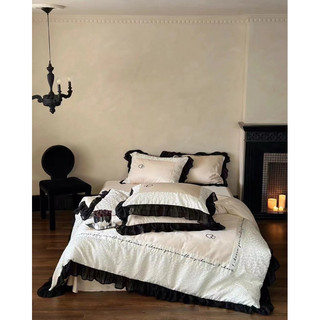 Bộ chăn ga lụa Premium Love Heart Bedding Set phối viêng bèo lãng mạn mix trái tim tinh tế