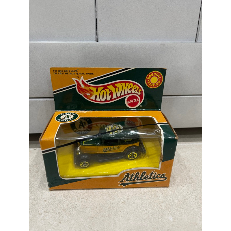 Xe mô hình đồ chơi bánh cao su Hotwheels 1:64 PREMIUM - OAK ATHLETICS - '32 Sedan Delivery