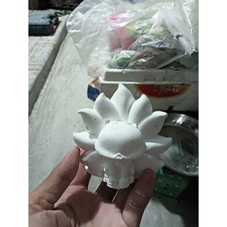Tượng thạch cao lỗi nhẹ ngẫu nhiên như hình