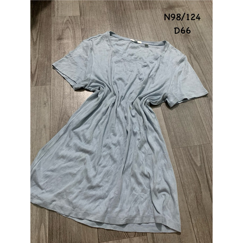 Ao thun màu xanh pastel hiệu Uni qlo