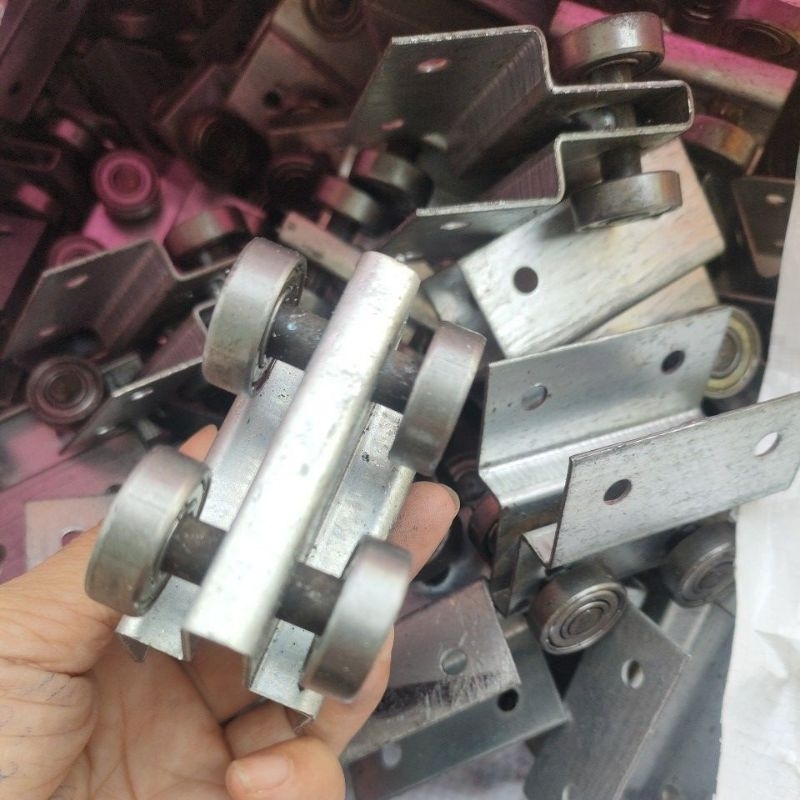 Bánh xe treo 4 bi lùa máng 3*4, có bọc nhựa, sơn tĩnh điện