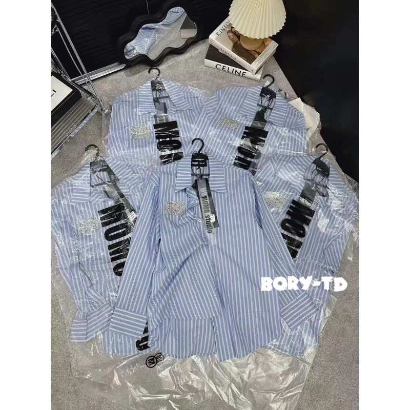 Áo Sơ Mi Nữ MIUMIU Logo Đính Đá Dáng Rộng Unisex Đẹp | BigBuy360 - bigbuy360.vn