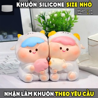 Khuôn silicone hình CẶP BÉ NGỒI ÔM HEO, khuôn làm tượng