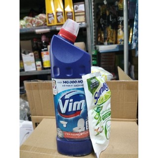 Vim tẩy rửa bồn cầu và nhà tắm 880ml tặng kèm bịch nước rửa chén 200g.