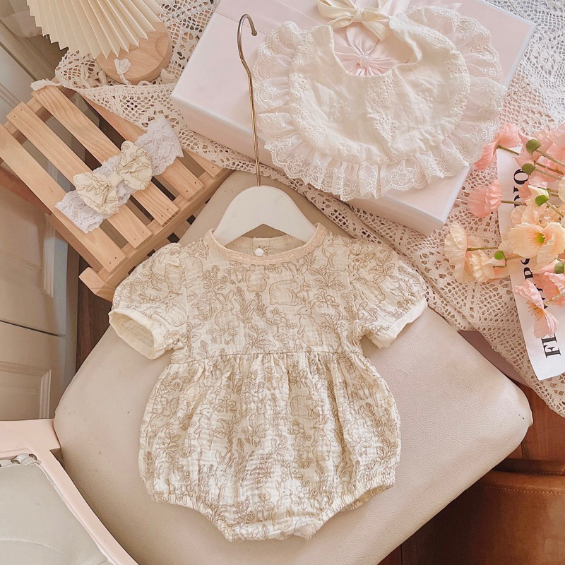 Bodysuit Cho Bé Set 3 Chi Tiết Body Xô Muslin Thỏ Cộc Tay Kèm Yếm Và Turban Nơ Ren