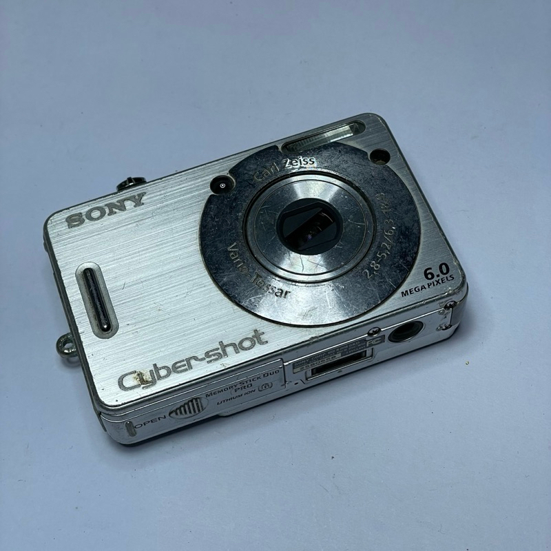 Máy ảnh Sony cũ không pin không thẻ nhớ và không rõ tình trạng