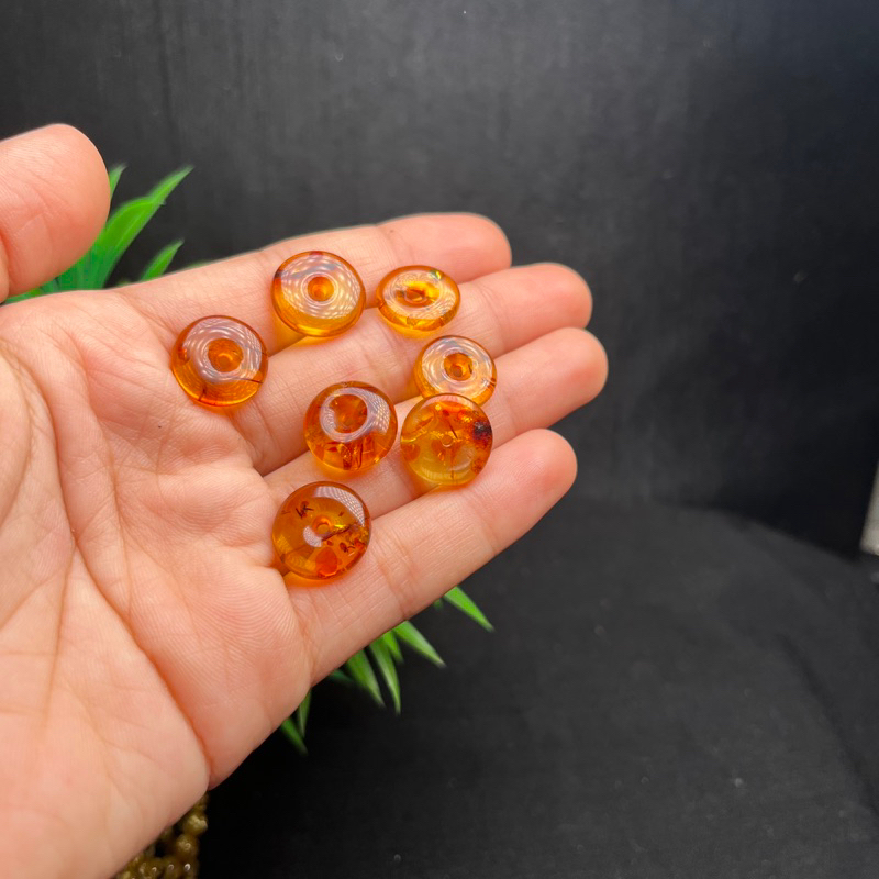 Mặt dây chuyền khấu bình an hổ phách