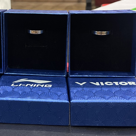 Nhẫn Cầu Lông Yonex, Lining, Victor, VS, Kumppo, Mizuno Chất Liệu Titan Chống Han Gỉ Bạc Màu (Free Size Full Hộp)