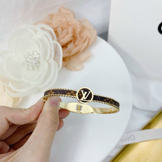 Vòng đeo tay LV cao cấp ( đầy đủ hộp + thẻ hãng+ túi vải)