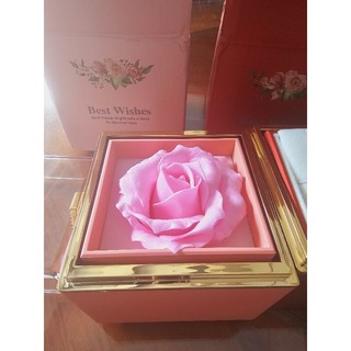 Hộp đựng trang sức xoay. Hộp trang sức hoa hồng xoay ra nhẫn dây chuyền. Hộp trang sức xoay