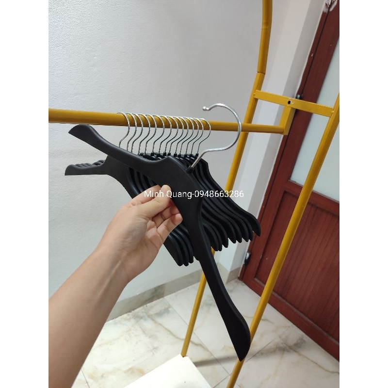 móc treo quần áo-mắc nhựa nữ màu đen size 40cm có thiết kế dẹt giúp tiết kiệm tích cho tủ đồ