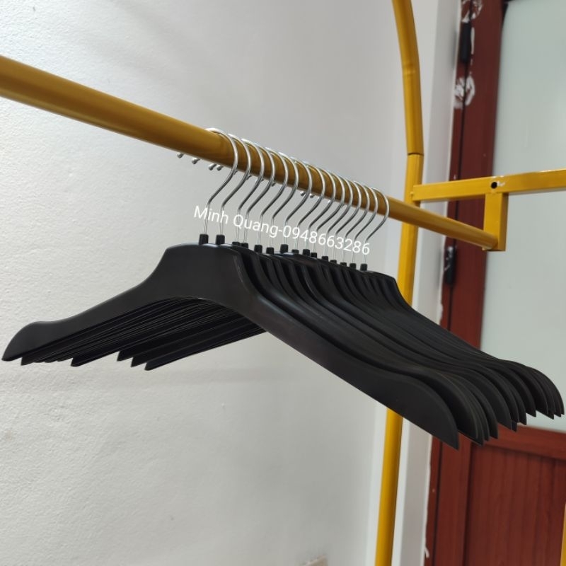 móc treo quần áo-mắc nhựa nữ màu đen size 40cm có thiết kế dẹt giúp tiết kiệm tích cho tủ đồ