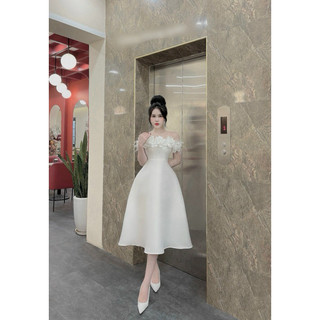Đầm trắng bẹt vai đính hoa xoè midi