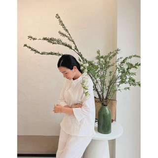 Pháp phục trắng linen hoa sen