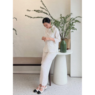 Pháp phục trắng linen hoa sen
