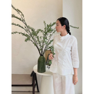 Pháp phục trắng linen hoa sen