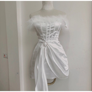 Váy lụa trễ vai lông