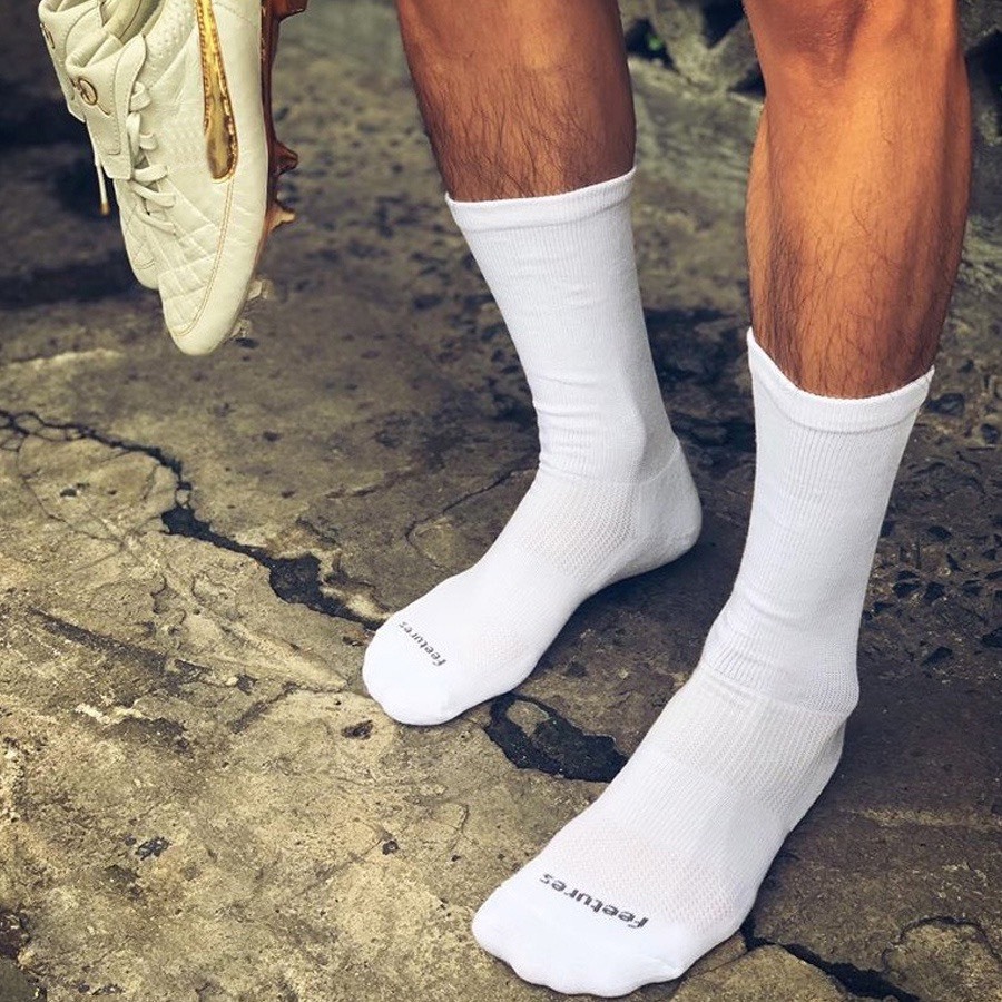 Vớ đá banh tất thể thao Feetures màu trắng tất đá bóng xịn đẹp chống hôi chân