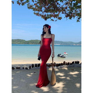 Váy đỏ đi biển quyến rũ