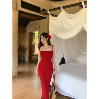 Váy đỏ đi biển quyến rũ