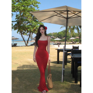 Váy đỏ đi biển quyến rũ