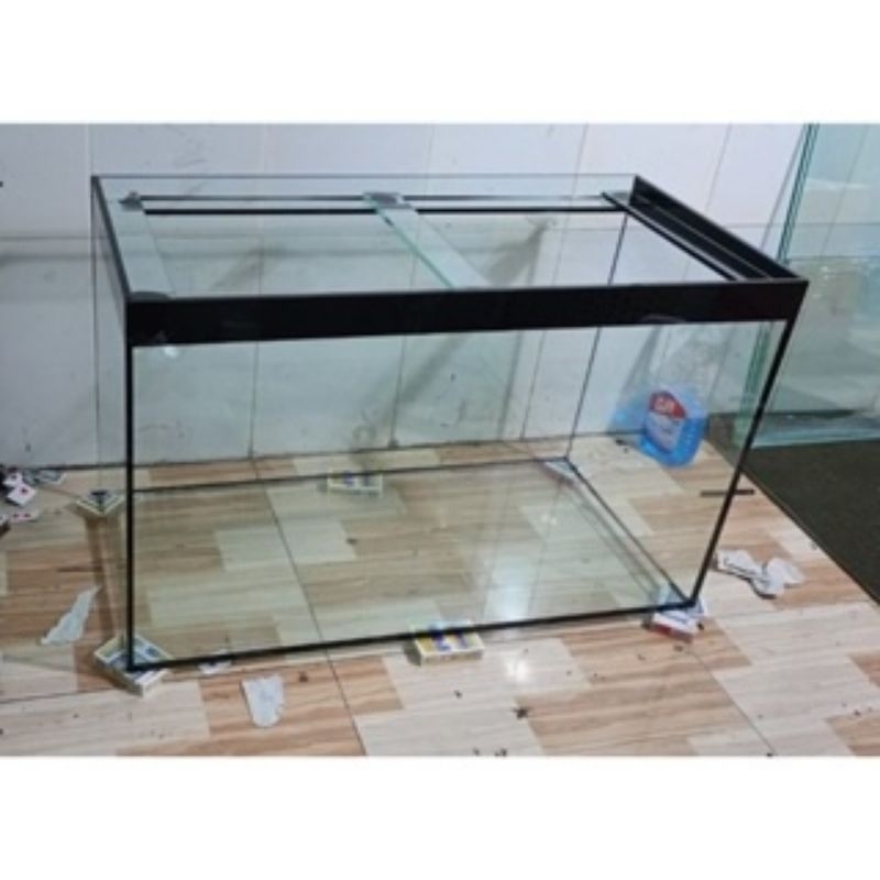 Hồ kiếng nuôi cá dán bả keo đen.