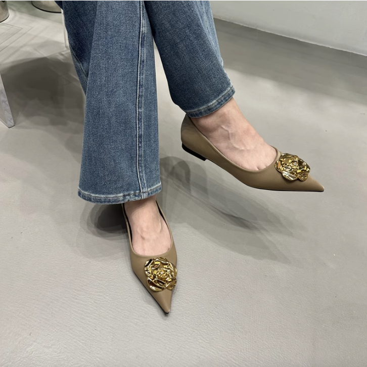 2023 Thu Đông Giày Búp Bê Đế Bằng Đính Hoa Mũi Nhọn Da Trơn Đế Mềm Đa Năng Cho Nữ