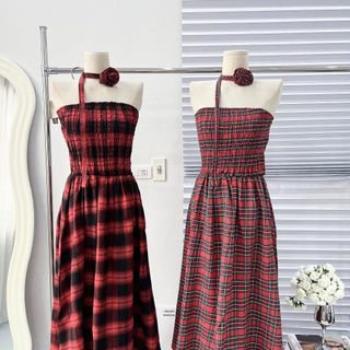 Đầm maxi kẻ đỏ kèm hoa